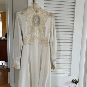 Elegant Wedding Cream Lace/Embroidery Long Sleeve Dress with veil